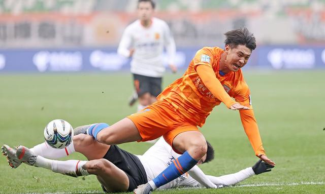 包含里程碑夜广东宏远再遭质疑；足总杯转会期刷纪录；目标明确；资深球员宣示担当的词条